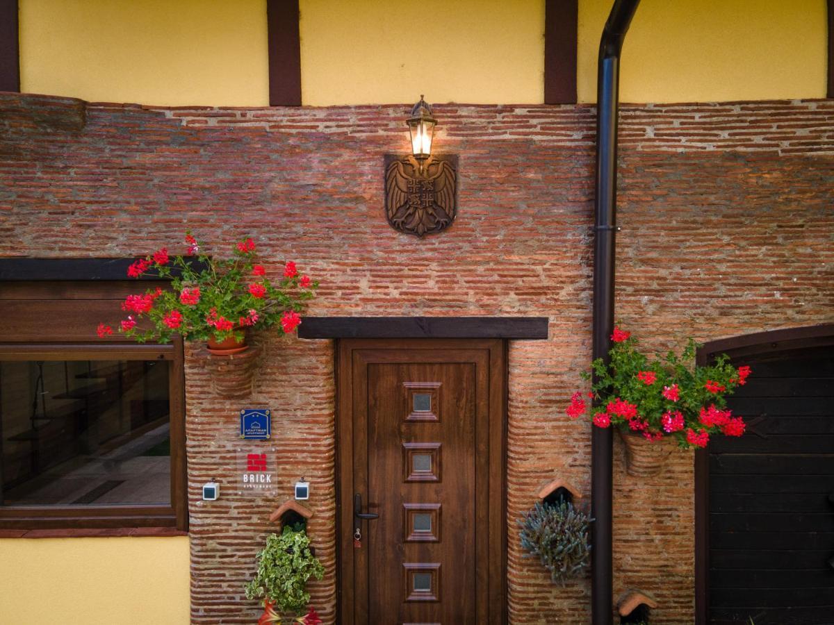 Brick Apartment บายินา บาชตา ภายนอก รูปภาพ