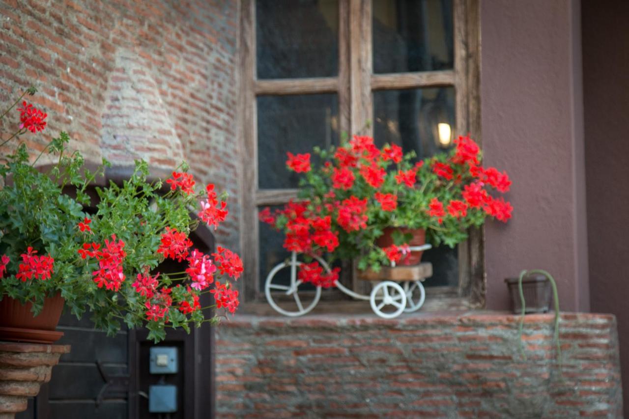 Brick Apartment บายินา บาชตา ภายนอก รูปภาพ