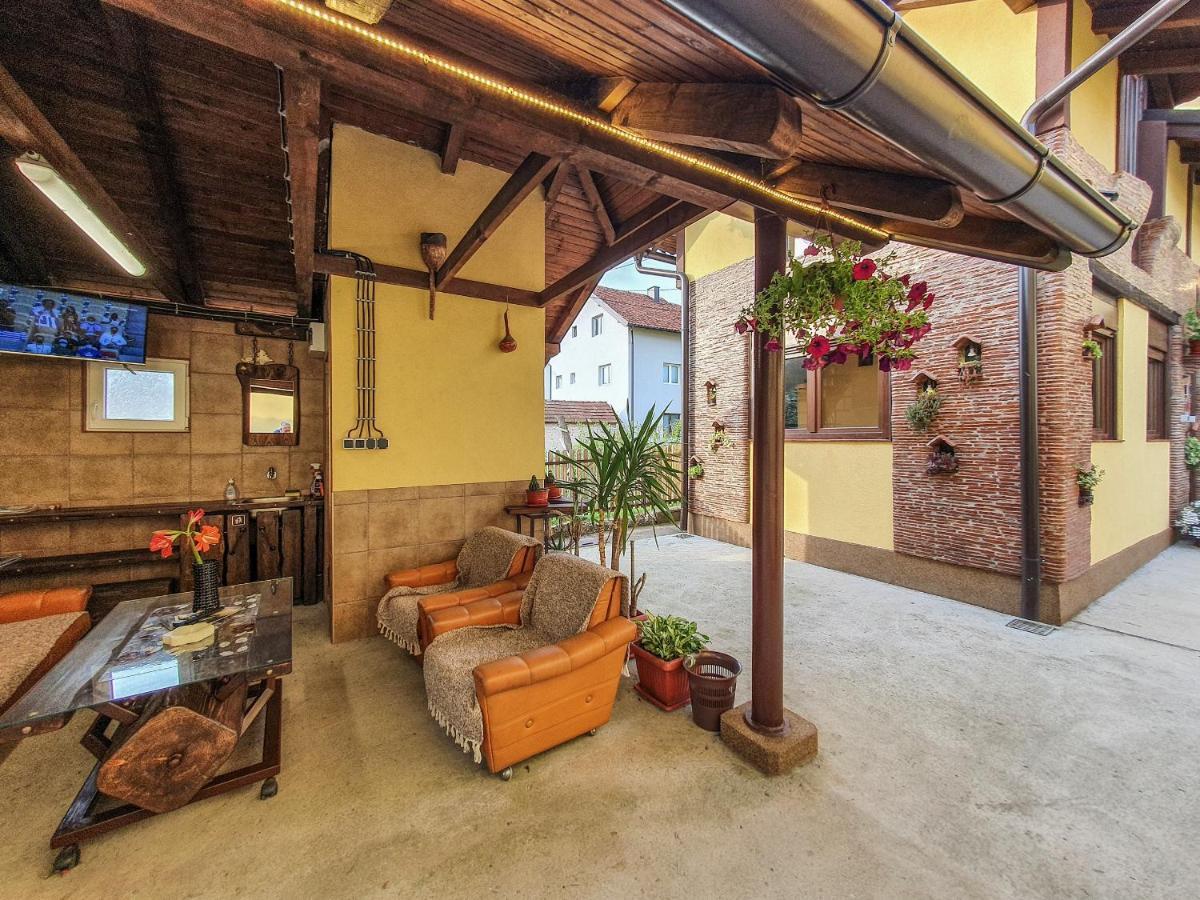 Brick Apartment บายินา บาชตา ภายนอก รูปภาพ